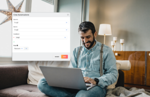 ragazzo che lavora al laptop seduto sul divano